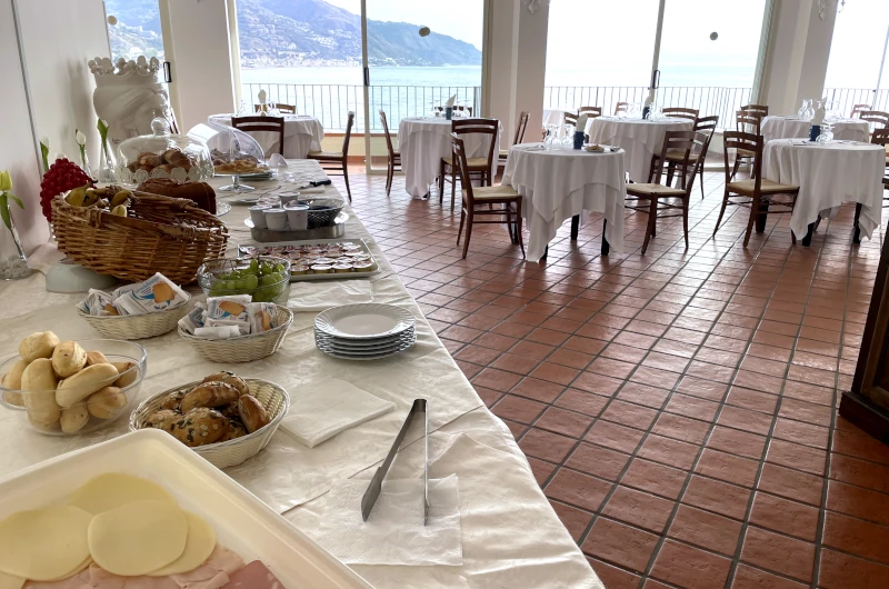 Tavolo con colazione nella sala vista mare